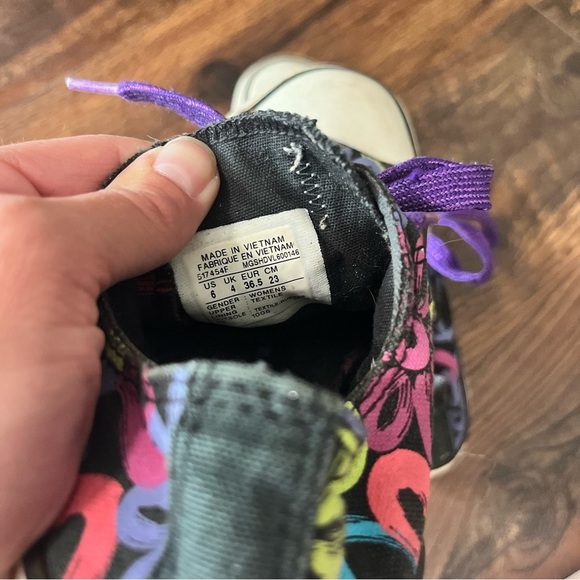 Peace & Flowers Designs converse women’s size 6 - Picture 5 of 5